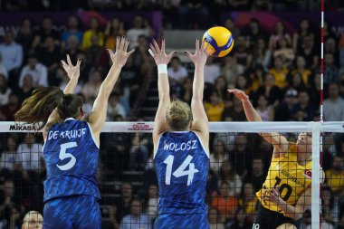 ANTALYA, TURKIYE - 18 Aralık 2022: Robin De Kruijf ve Joanna Wolosz Imoco Volley Conegliano - Vakıfbank Beşli Voleybol Kadınlar Kulübü Dünya Şampiyonası Finali karşılaşmasında