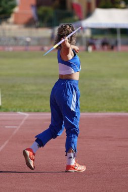 DENIZLI, TURKIYE - 16 Temmuz 2022: Balkan Atletizm Şampiyonası sırasında Denizli Albayrak Atletizm Pisti 'nde tanımlanamayan atlet cirit atma