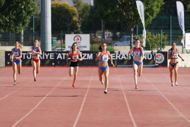 DENIZLI, TURKIYE - 16 Temmuz 2022: Balkan Atletizm Şampiyonası sırasında Denizli Albayrak Atletizm Pisti 'nde 400 metre koşan sporcular