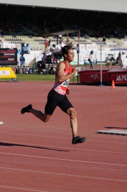 DENIZLI, TURKIYE - 16 Temmuz 2022: Balkan Atletizm Şampiyonası sırasında Denizli Albayrak Atletizm Pisti 'nde 400 metre koşan tanımlanamayan sporcu