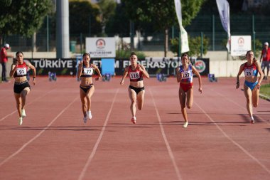 DENIZLI, TURKIYE - 16 Temmuz 2022: Balkan Atletizm Şampiyonası sırasında Denizli Albayrak Atletizm Pisti 'nde 100 metre koşan sporcular