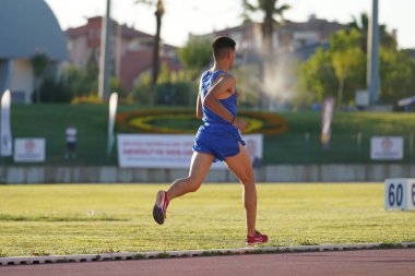DENIZLI, TURKIYE - 16 Temmuz 2022: Balkan Atletizm Şampiyonası sırasında Denizli Albayrak Atletizm Pisti 'nde koşan tanımlanamayan sporcu