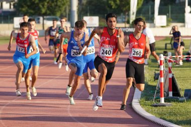 DENIZLI, TURKIYE - 17 Temmuz 2022: Balkan Atletizm Şampiyonası sırasında Denizli Albayrak Atletizm Pisti 'nde 4x400 metre bayrak koşan sporcular