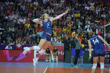 ANTALYA, TURKIYE - 18 Aralık 2022: Kathryn Plummer, Antalya Spor Salonu 'nda oynanan Dünya Voleybol Şampiyonası Finali' nde Imoco Volley Conegliano, Vakıfbank FiVB Voleybol Kadınlar Kulübü Finali 'ne karşı ısınmadan önce