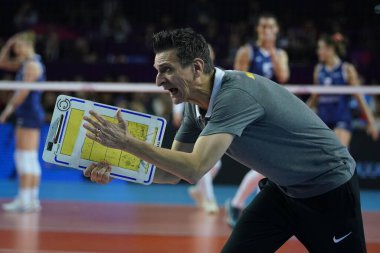 ANTALYA, TURKIYE - 18 Aralık 2022: Vakıfbank teknik direktörü Giovanni Guidetti, Imoco Volley Conegliano 5VB Voleybol Kadınlar Kulübü Dünya Şampiyonası final maçı Antalya Spor Salonu 'nda