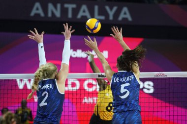 ANTALYA, TURKIYE - 18 Aralık 2022: Kathryn Plummer ve Robin De Kruijf Imoco Volley Conegliano 'nun Vakıfbank Beşli Voleybol Kadınlar Kulübü Dünya Şampiyonası Finali karşılaşmasında