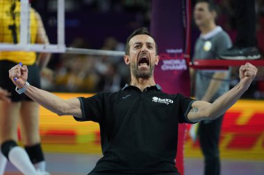 ANTALYA, TURKIYE - 18 Aralık 2022: Imoco Volley Conegliano koçu Daniele Santarelli, Vakıfbank 5VB Voleybol Kadınlar Kulübü Dünya Şampiyonası final maçı Antalya Spor Salonu 'nda