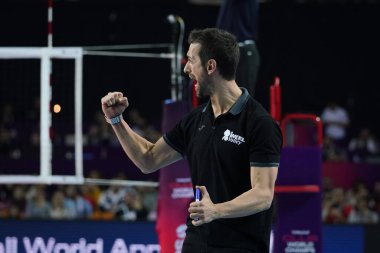 ANTALYA, TURKIYE - 18 Aralık 2022: Imoco Volley Conegliano koçu Daniele Santarelli, Vakıfbank 5VB Voleybol Kadınlar Kulübü Dünya Şampiyonası final maçı Antalya Spor Salonu 'nda
