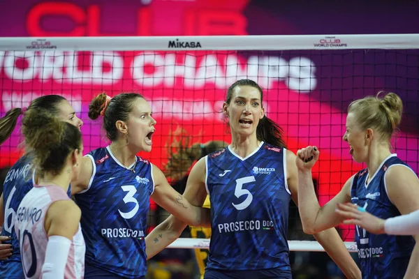 ANTALYA, TURKIYE - 18 Aralık 2022: Imoco Volley Conegliano oyuncuları, Antalya Spor Salonu 'nda oynanan Beşli Voleybol Kadınlar Dünya Şampiyonası Finali' nde skor puanını kutluyorlar