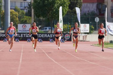DENIZLI, TURKIYE - 16 Temmuz 2022: Balkan Atletizm Şampiyonası sırasında Denizli Albayrak Atletizm Pisti 'nde 100 metre koşan sporcular