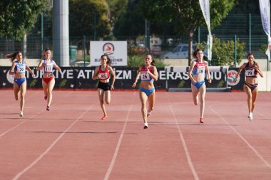 DENIZLI, TURKIYE - 16 Temmuz 2022: Balkan Atletizm Şampiyonası sırasında Denizli Albayrak Atletizm Pisti 'nde 400 metre koşan sporcular