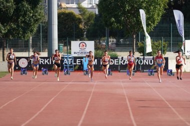 DENIZLI, TURKIYE - 16 Temmuz 2022: Balkan Atletizm Şampiyonası sırasında Denizli Albayrak Atletizm Pisti 'nde 100 metre koşan sporcular