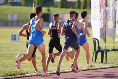 DENIZLI, TURKIYE - 16 Temmuz 2022: Denizli Albayrak Atletizm Pisti 'nde Balkan Atletizm Şampiyonası sırasında koşan sporcular