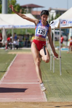 DENIZLI, TURKIYE - 17 Temmuz 2022: Balkan Atletizm Şampiyonası sırasında Denizli Albayrak Atletizm Pisti 'nde uzun atlama