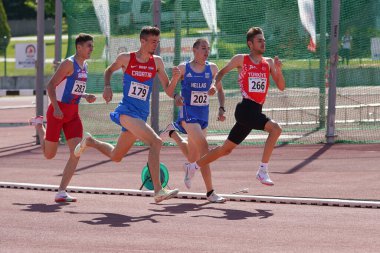 DENIZLI, TURKIYE - 17 Temmuz 2022: Denizli Albayrak Atletizm Pisti 'nde Balkan Atletizm Şampiyonası sırasında koşan sporcular