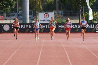 DENIZLI, TURKIYE - 17 Temmuz 2022: Balkan Atletizm Şampiyonası sırasında Denizli Albayrak Atletizm Pisti 'nde 200 metre koşan sporcular