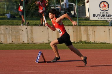 DENIZLI, TURKIYE - 17 Temmuz 2022: Balkan Atletizm Şampiyonası sırasında Denizli Albayrak Atletizm Pisti 'nde koşan tanımlanamayan atlet