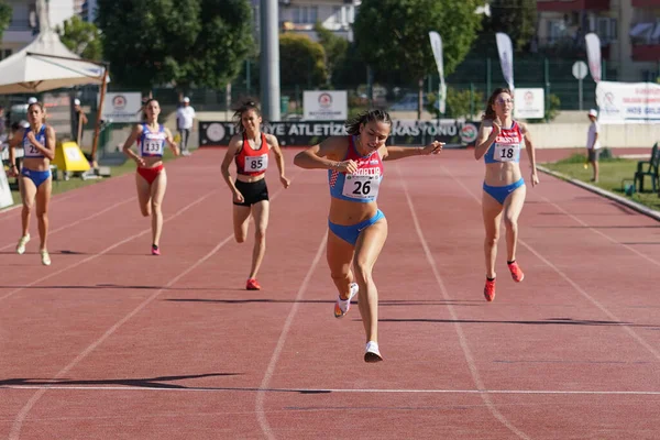 Denizli Turkiye 2022年7月16日 在Denizli Albayrak田径锦标赛U20巴尔干田径锦标赛期间跑400米的运动员 — 图库照片
