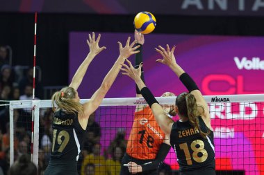 ANTALYA, TURKIYE - 17 Aralık 2022: Nika Daalderop ve Zehra Gunes, Antalya Spor Salonu 'nda oynanan Vakıfbank-Eczacibasi Dynavit 5.