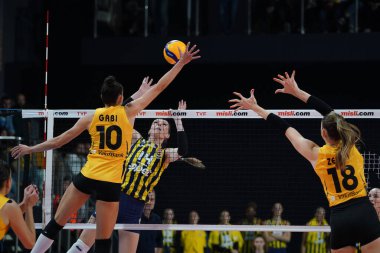 ISTANBUL, TURKIYE - 13 Kasım 2022: Gabriela Guimaraes ve Zehra Gunes Vakıfbank - Fenerbahçe Opet Türkiye Sultanlar Ligi maçı sırasında Vakıfbank Spor Salonu