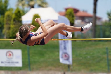 DENIZLI, TURKIYE - 16 Temmuz 2022: Balkan Atletizm Şampiyonası sırasında Denizli Albayrak Atletizm Pisti 'nde tanımlanamayan yüksek atlama sporcusu