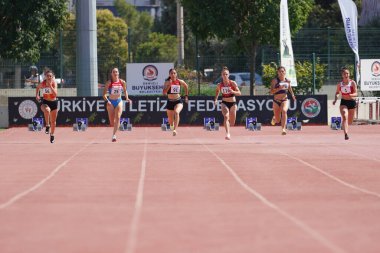 DENIZLI, TURKIYE - 16 Temmuz 2022: Balkan Atletizm Şampiyonası sırasında Denizli Albayrak Atletizm Pisti 'nde 100 metre koşan sporcular