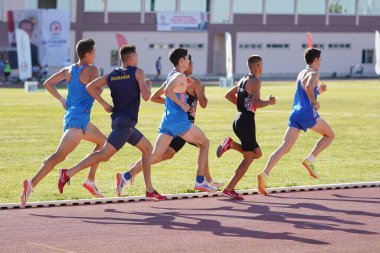 DENIZLI, TURKIYE - 16 Temmuz 2022: Denizli Albayrak Atletizm Pisti 'nde Balkan Atletizm Şampiyonası sırasında koşan sporcular