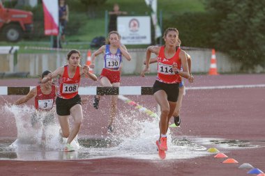 DENIZLI, TURKIYE - 16 Temmuz 2022: Balkan Atletizm Şampiyonası sırasında Denizli Albayrak Atletizm Pisti 'nde 3000 metre engelli koşan sporcular