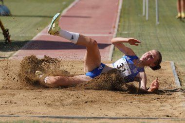 DENIZLI, TURKIYE - 17 Temmuz 2022: Balkan Atletizm Şampiyonası sırasında Denizli Albayrak Atletizm Pisti 'nde uzun atlama