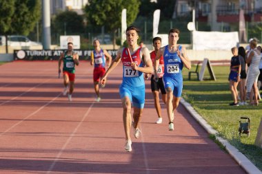 DENIZLI, TURKIYE - 17 Temmuz 2022: Balkan Atletizm Şampiyonası sırasında Denizli Albayrak Atletizm Pisti 'nde 4x400 metre bayrak koşan sporcular