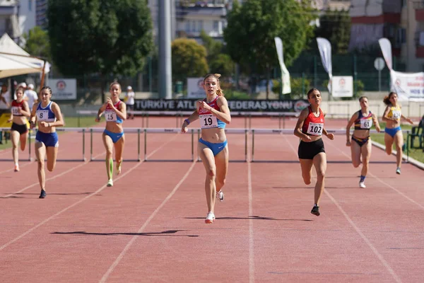Denizli Turkiye Lipiec 2022 Sportowcy Biegający 400 Metrów Przez Przeszkody — Zdjęcie stockowe