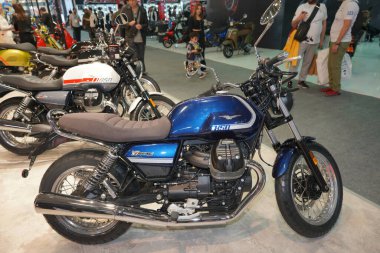 ISTANBUL, TURKIYE - 29 Nisan 2023: Moto Guzzi V7 Özel Motosiklet Fuarı İstanbul Sergi Merkezi 'nde sergileniyor