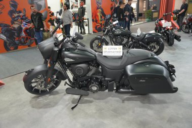 İSTANBUL, TURKIYE - 29 Nisan 2023: İstanbul Sergi Merkezi 'ndeki Motobike Expo' da Hint motosikleti sergileniyor