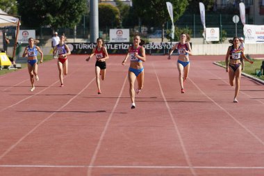 DENIZLI, TURKIYE - 16 Temmuz 2022: Balkan Atletizm Şampiyonası sırasında Denizli Albayrak Atletizm Pisti 'nde 400 metre koşan sporcular