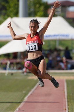 DENIZLI, TURKIYE - 17 Temmuz 2022: Balkan Atletizm Şampiyonası sırasında Denizli Albayrak Atletizm Pisti 'nde uzun atlama