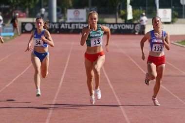 DENIZLI, TURKIYE - 17 Temmuz 2022: Balkan Atletizm Şampiyonası sırasında Denizli Albayrak Atletizm Pisti 'nde 200 metre koşan sporcular