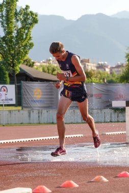 DENIZLI, TURKIYE - 17 Temmuz 2022: Balkan Atletizm Şampiyonası sırasında Denizli Albayrak Atletizm Pisti 'nde 3000 metre engelli koşan tanımlanamayan sporcu