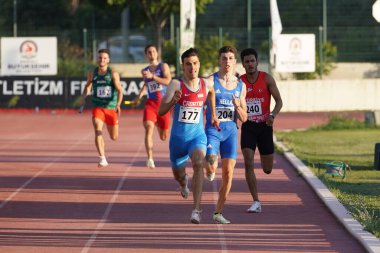 DENIZLI, TURKIYE - 17 Temmuz 2022: Balkan Atletizm Şampiyonası sırasında Denizli Albayrak Atletizm Pisti 'nde 4x400 metre bayrak koşan sporcular