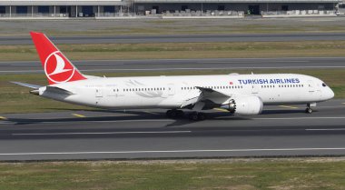 ISTANBUL, TURKIYE - 17 Eylül 2022: Türk Havayolları Boeing 787-9 (65801) İstanbul Uluslararası Havaalanına indi