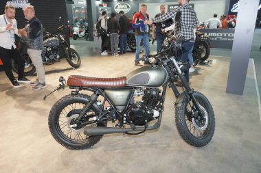 İSTANBUL, TURKIYE - 29 Nisan 2023: İstanbul Sergi Merkezi 'ndeki Motosiklet Fuarı' nda it motosikleti sergileniyor