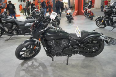 ISTANBUL, TURKIYE - 29 Nisan 2023: İstanbul Fuar Merkezi 'ndeki Motosiklet Fuarı' nda Hintli İzci motosikleti sergileniyor