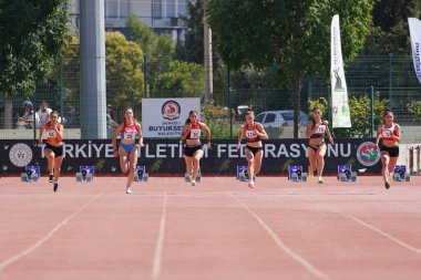 DENIZLI, TURKIYE - 16 Temmuz 2022: Balkan Atletizm Şampiyonası sırasında Denizli Albayrak Atletizm Pisti 'nde 100 metre koşan sporcular