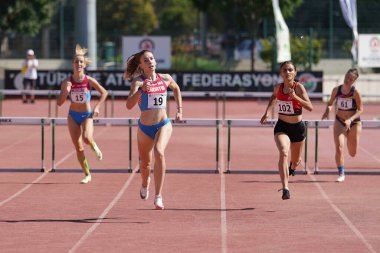 DENIZLI, TURKIYE - 16 Temmuz 2022: Balkan Atletizm Şampiyonası sırasında Denizli Albayrak Atletizm Pisti 'nde 400 metre engelli koşan sporcular