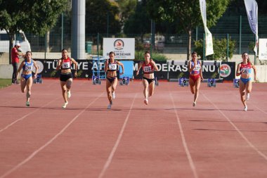 DENIZLI, TURKIYE - 16 Temmuz 2022: Balkan Atletizm Şampiyonası sırasında Denizli Albayrak Atletizm Pisti 'nde 100 metre koşan sporcular