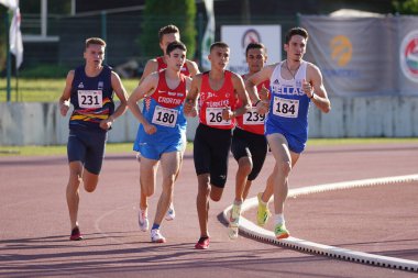 DENIZLI, TURKIYE - 16 Temmuz 2022: Denizli Albayrak Atletizm Pisti 'nde Balkan Atletizm Şampiyonası sırasında koşan sporcular