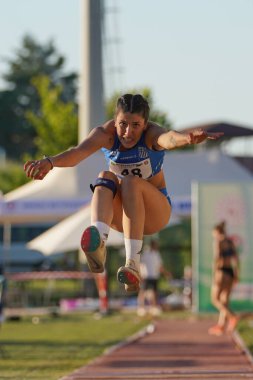 DENIZLI, TURKIYE - 16 Temmuz 2022: Denizli Albayrak Atletizm Pisti 'nde Balkan Atletizm Şampiyonası sırasında tanımlanamayan üçlü atlama