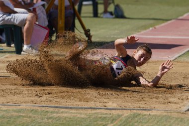 DENIZLI, TURKIYE - 17 Temmuz 2022: Balkan Atletizm Şampiyonası sırasında Denizli Albayrak Atletizm Pisti 'nde uzun atlama