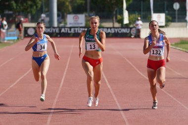 DENIZLI, TURKIYE - 17 Temmuz 2022: Balkan Atletizm Şampiyonası sırasında Denizli Albayrak Atletizm Pisti 'nde 200 metre koşan sporcular