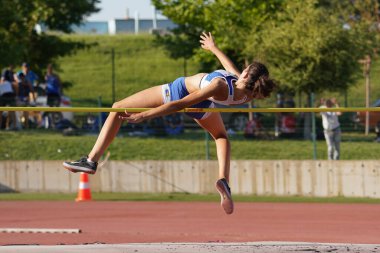 DENIZLI, TURKIYE - 17 Temmuz 2022: Balkan Atletizm Şampiyonası sırasında Denizli Albayrak Atletizm Pisti 'nde tanımlanamayan yüksek atlama sporcusu