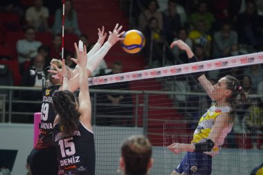 ISTANBUL, TURKIYE - 21 Ocak 2023: Aleksandra Milanova ve Deniz Uyanik, Burhan Felek Spor Salonu 'nda oynanan Fenerbahçe Opet vs Nilufer Belediyespor Türkiye Sultanlar Ligi karşılaşmasında